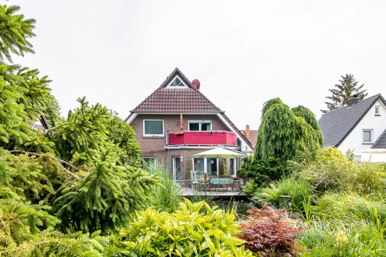 Gepflegtes Einfamilienhaus mit Photovoltaikanlage, Garage und idyllischem Garten