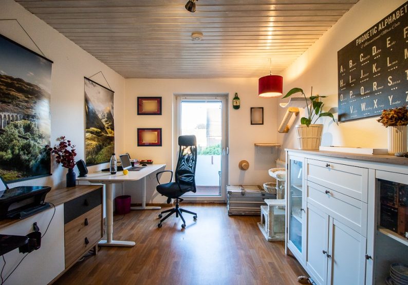 Zimmer mit Balkonzugang