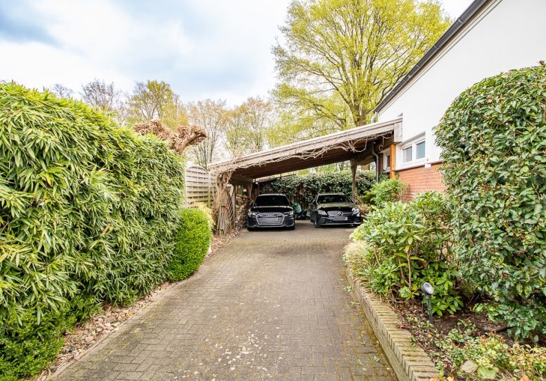 Blick zum Doppelcarport