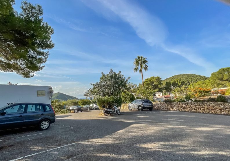 Blick vom Parkplatz - der teilweise zum zu verkaufenden Anwesen gehört