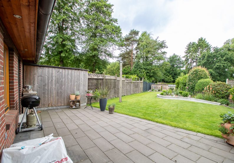 Blick von der Terrasse in den Garten