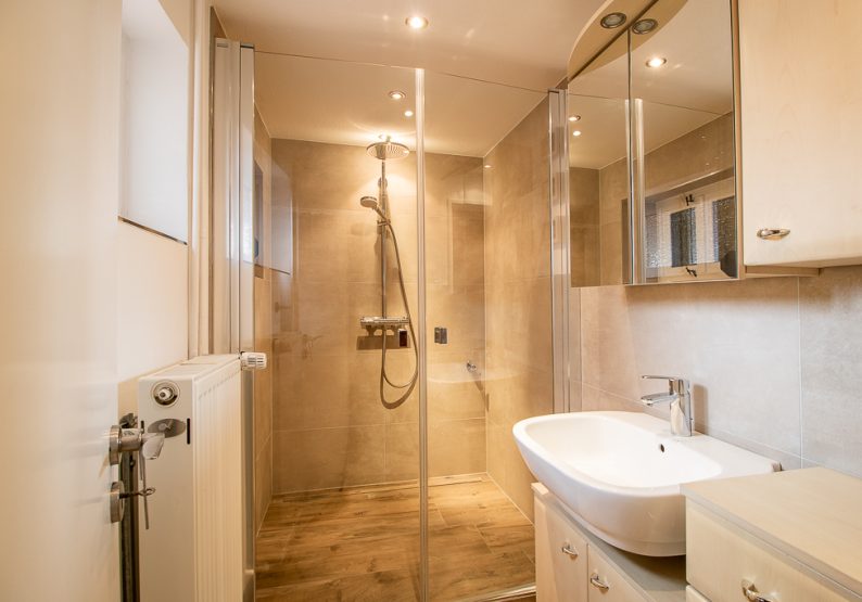 Erdgeschoss: Badezimmerzimmer