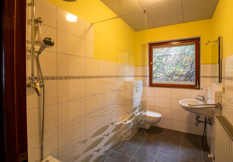 Erdgeschoss: Badezimmer