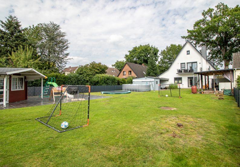 Blick vom Garten zum Haus
